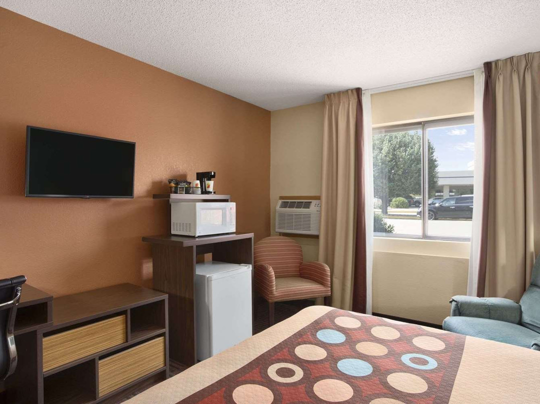 卡本代尔速8酒店主图