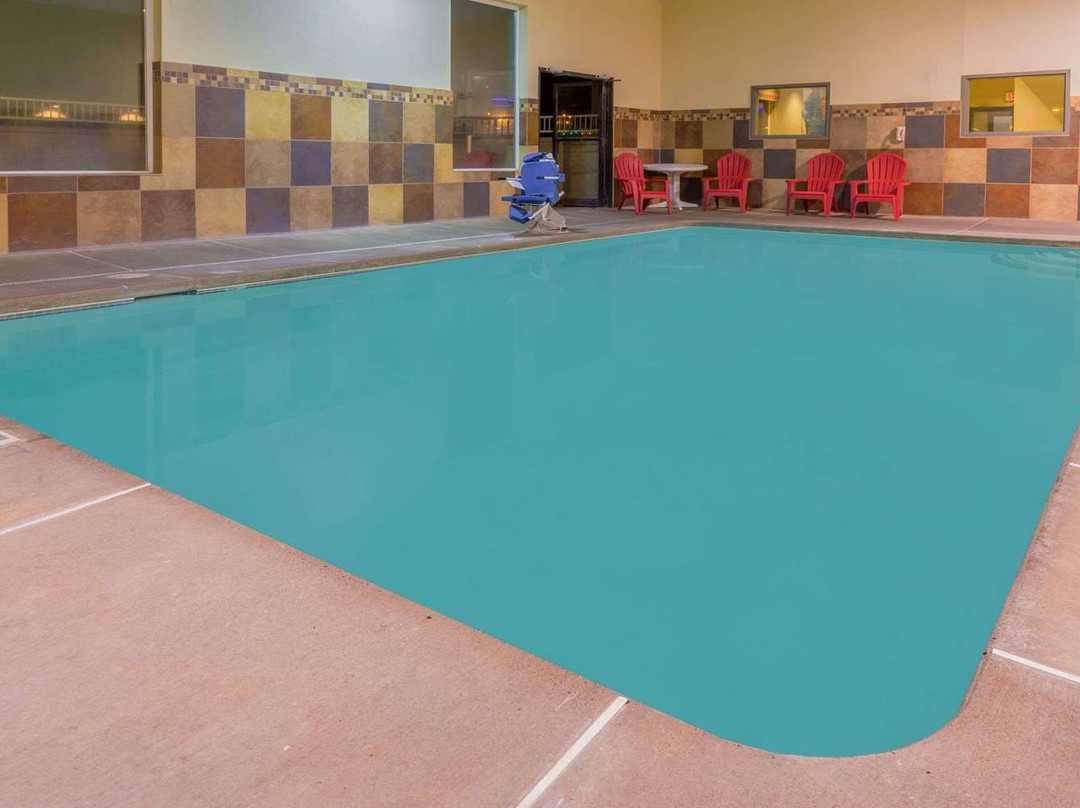 伍德本速8酒店主图