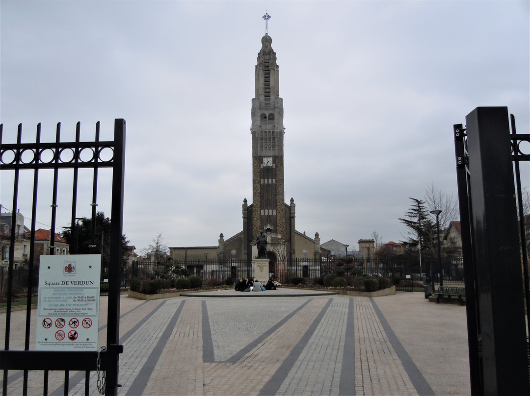 Villemomble旅游景点-Monument aux morts – La France recevant dans ses bras un soldat blesse