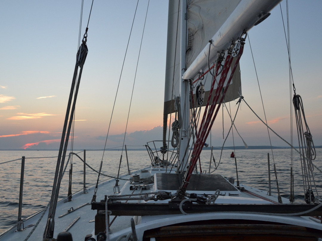 Poet's Lounge Sailing Charter-神秘河必去景点