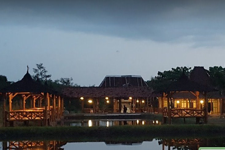 Banyuraden餐馆和美食-Moelih Ndeso