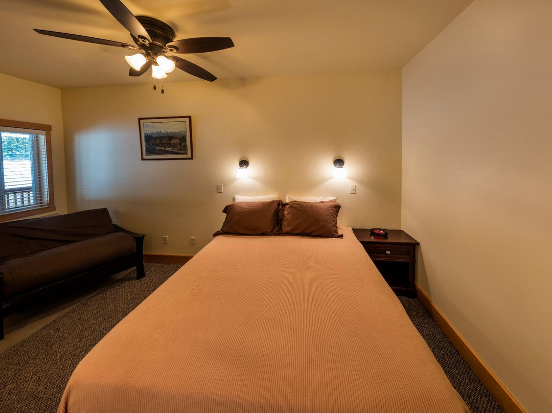 Half Way Hotel主图