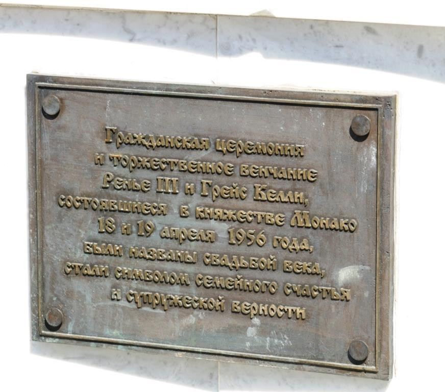 Monument to Honeymooners Grace Kelly and Rainier III-Yoshkar-Ola必去景点