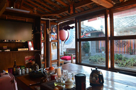 屋顶上的瓦猫小栈主图