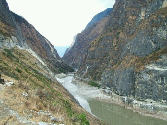 上虎跳峡谷景点图片