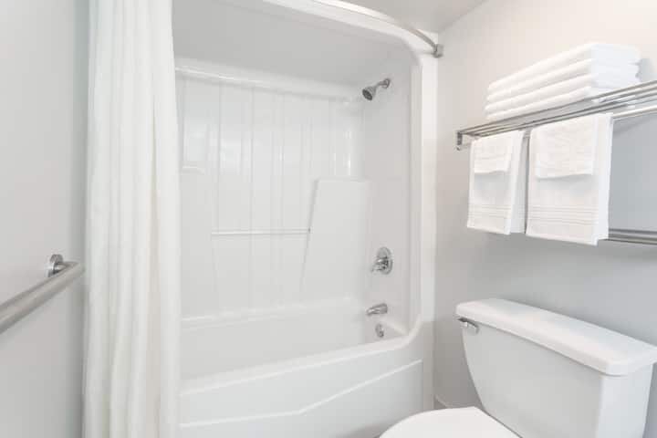 Super 8 by Wyndham Adel-浴室