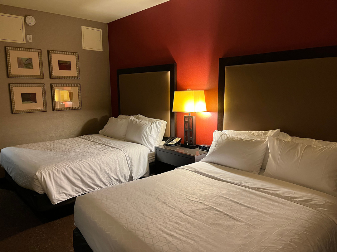 米苏拉智选假日套房酒店主图