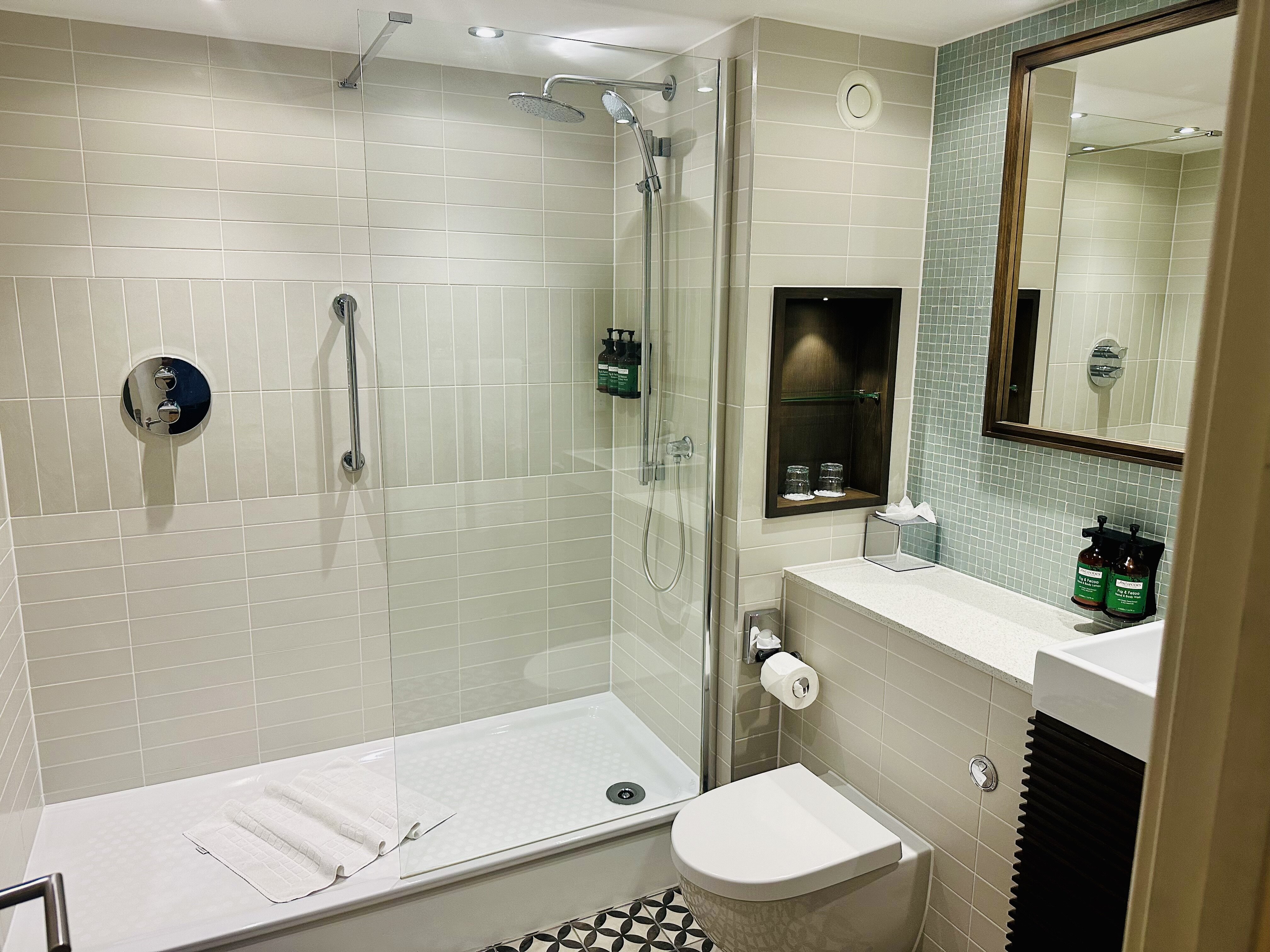 Staybridge Suites London - Heathrow Bath Road, an IHG hotel-浴室