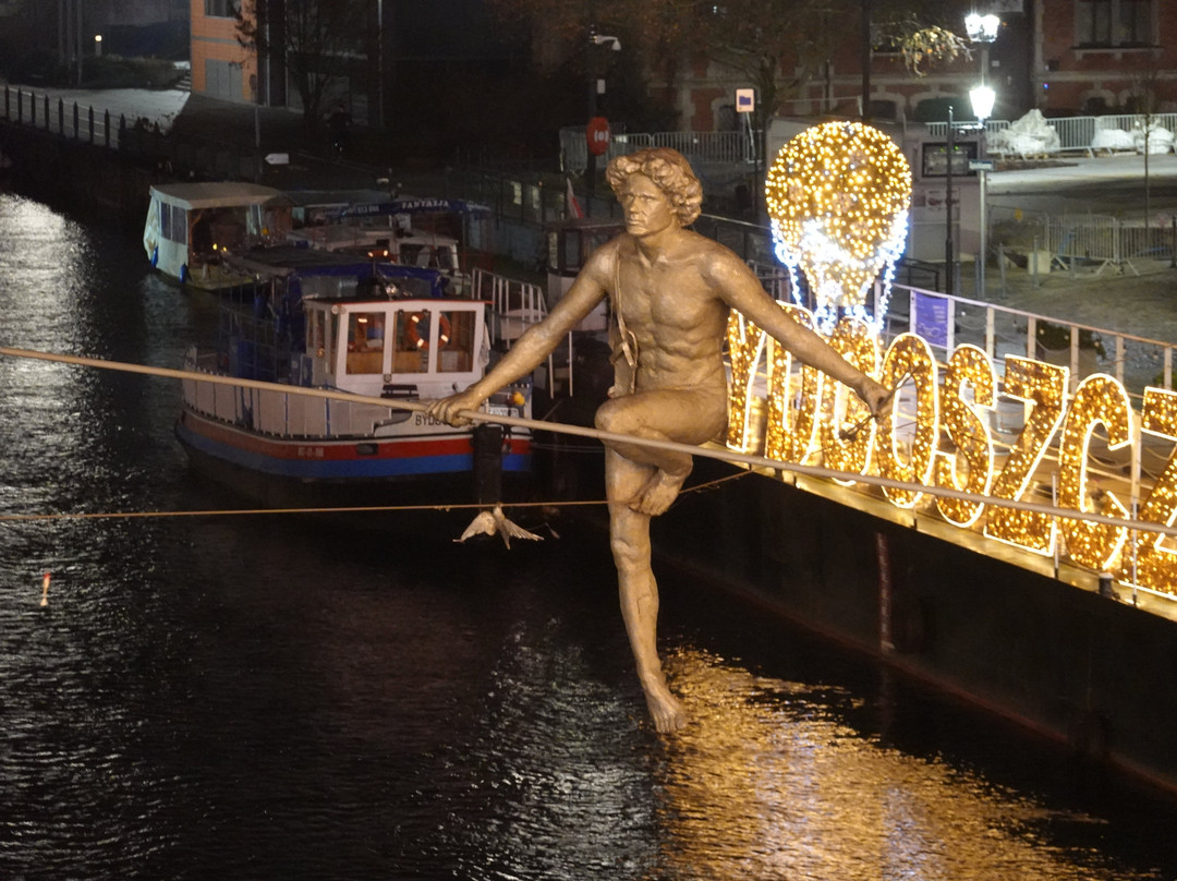 Tightrope Walker - sculpture景点图片