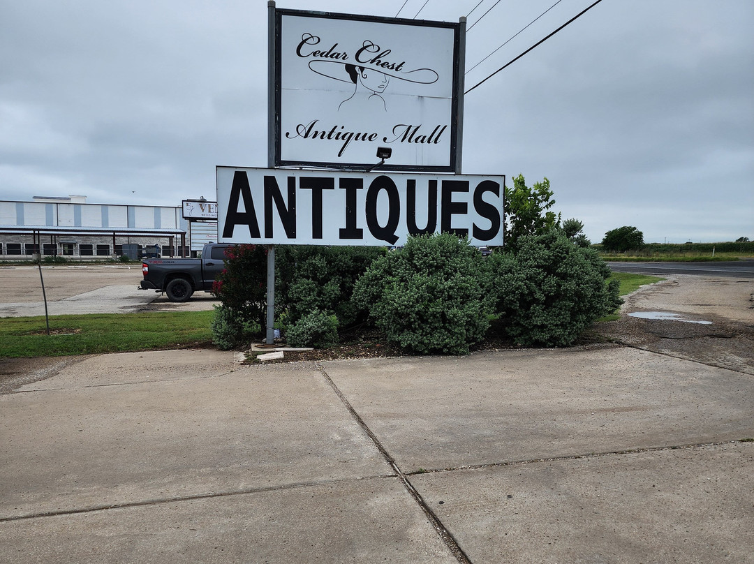 Cedar Chest Antique Mall-McGregor必去景点