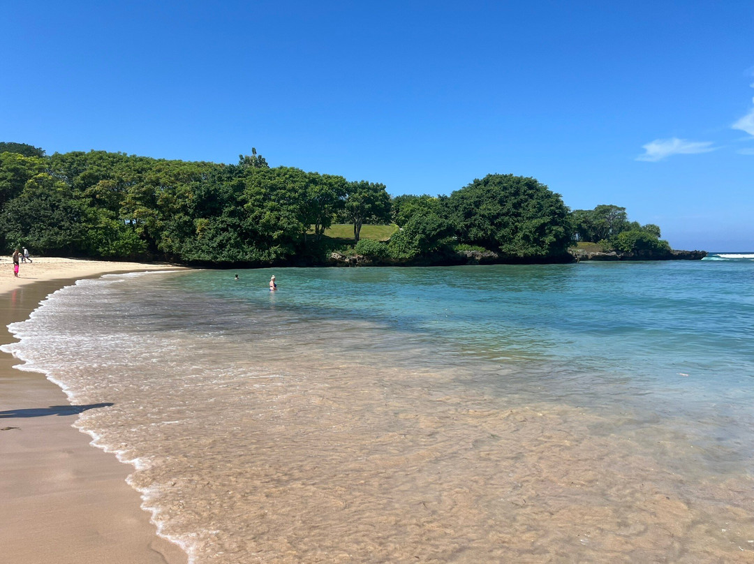 Mengiat Beach景点图片