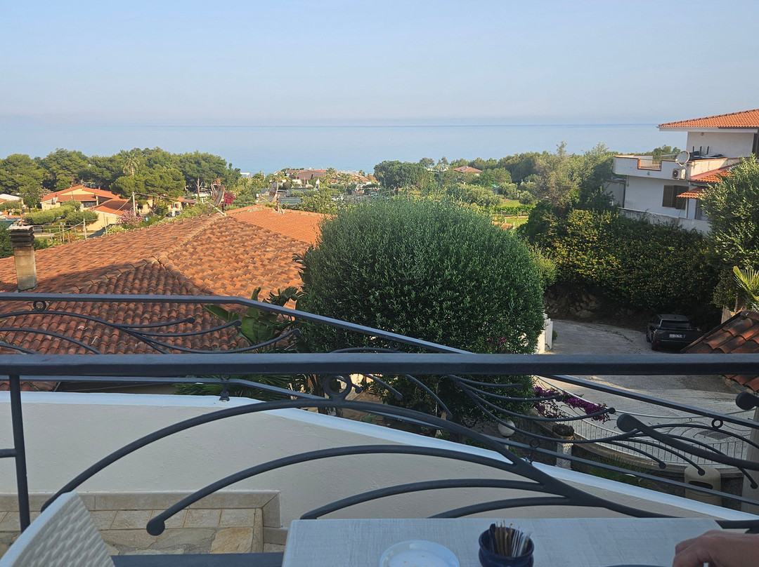 布鲁热带酒店主图