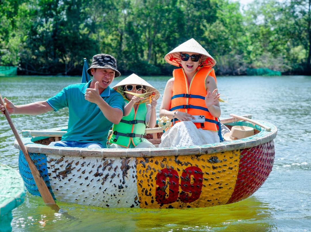 Basket Boat Tour & Kayak Tour Dynasty Phu Quoc
