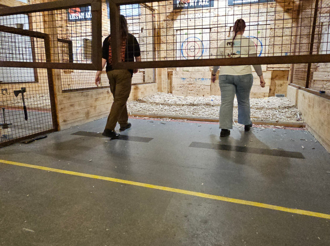 Kiss My Axe Alexandria - Axe Throwing Sydney-悉尼必去景点