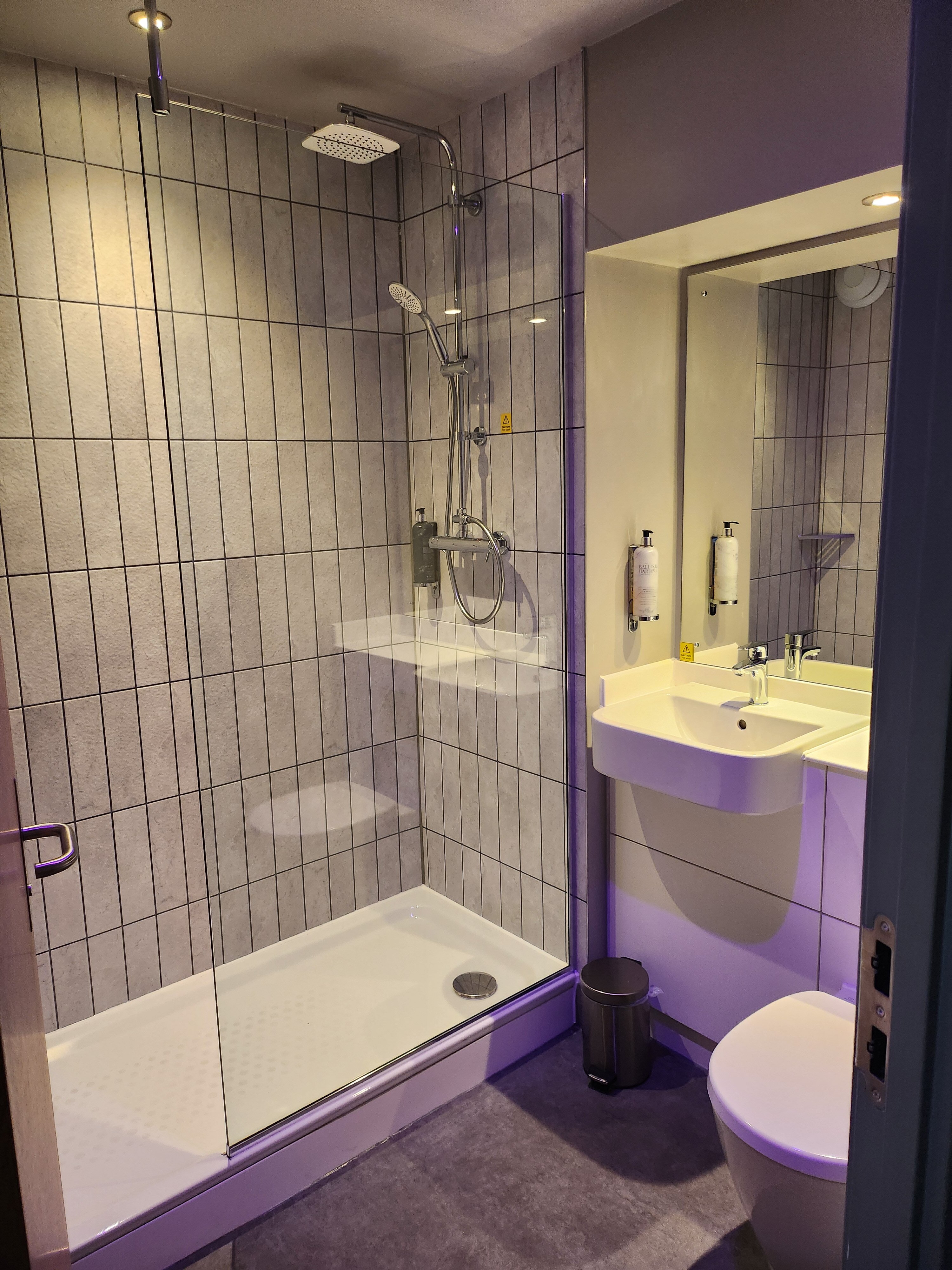 Premier Inn Lisburn hotel-浴室