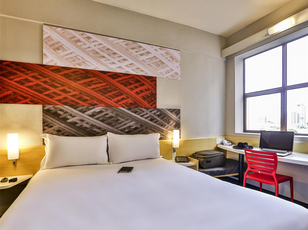 宜必思马林加酒店主图