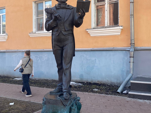 Kozma Prutkov Statue-阿尔汉格尔斯克必去景点