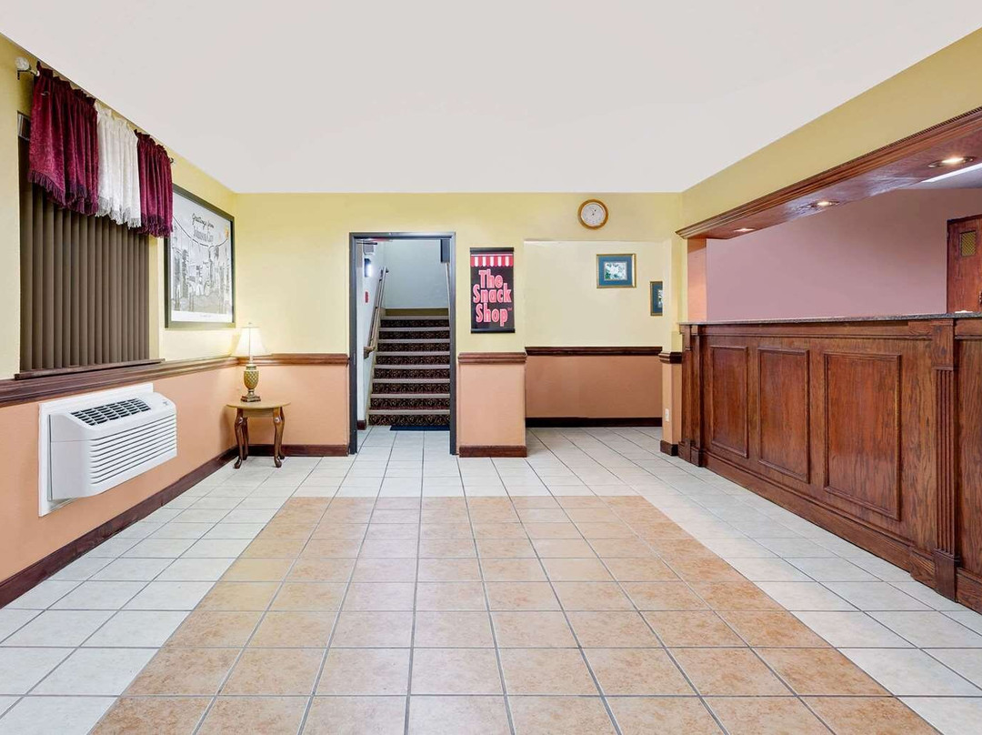 约翰逊城温德姆速8酒店