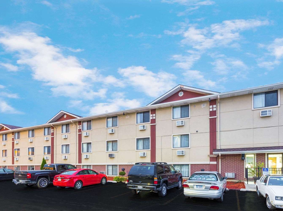 Russell酒店住宿-基诺沙/莱森特普瑞尔瑞速8酒店