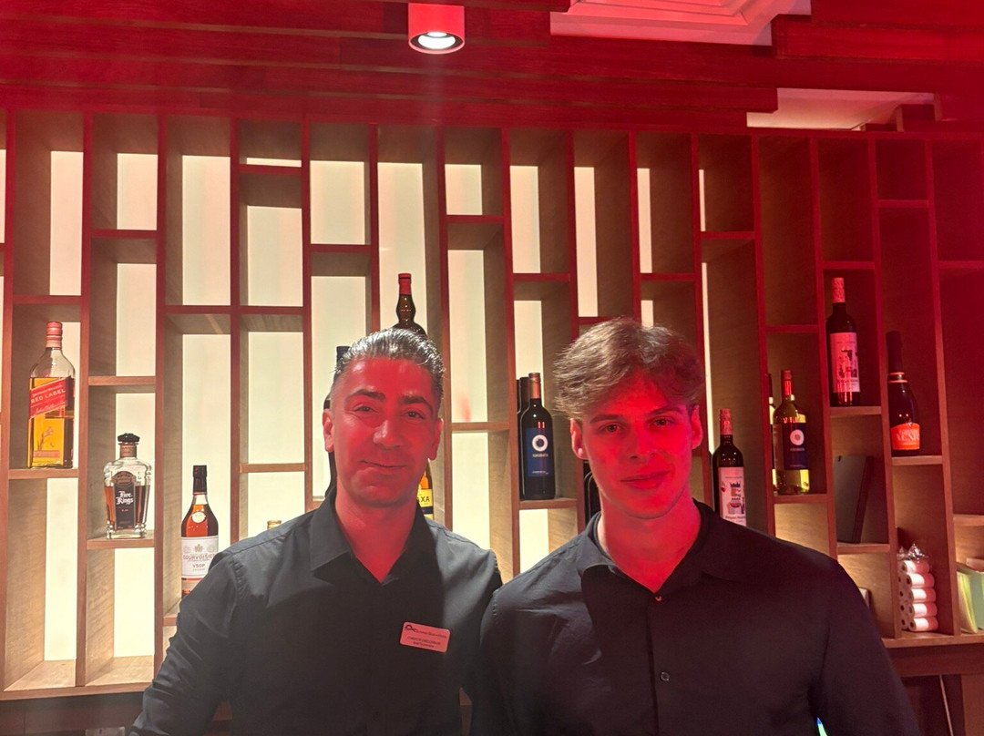 日出海滩酒店主图