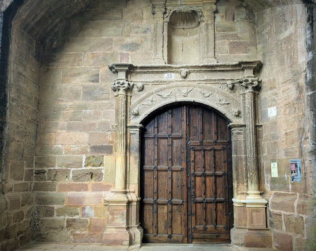 Iglesia Santa Maria la Mayor-艾斯卡拉伊必去景点