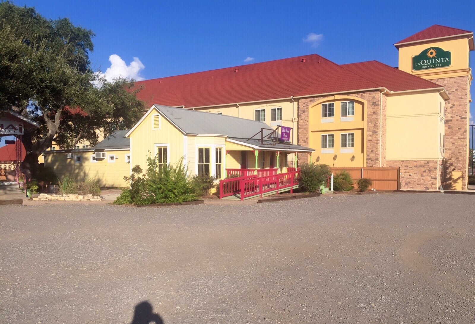La Quinta Inn & Suites by Wyndham Floresville-浴室