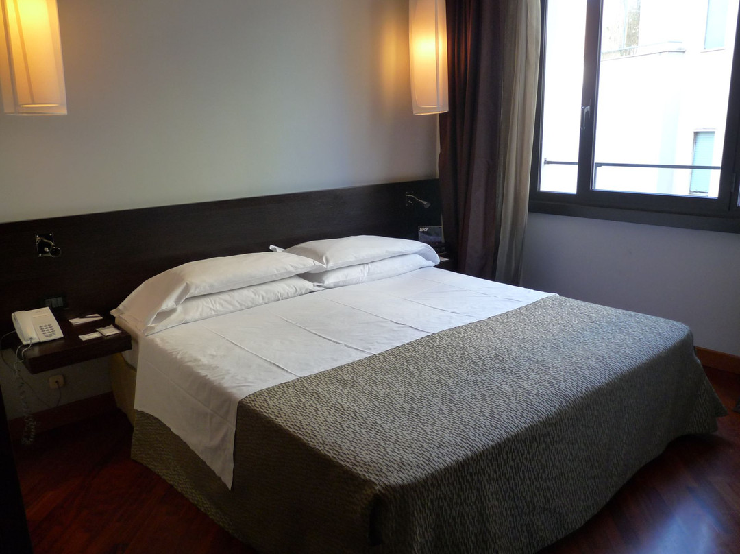 热迪罗马酒店主图