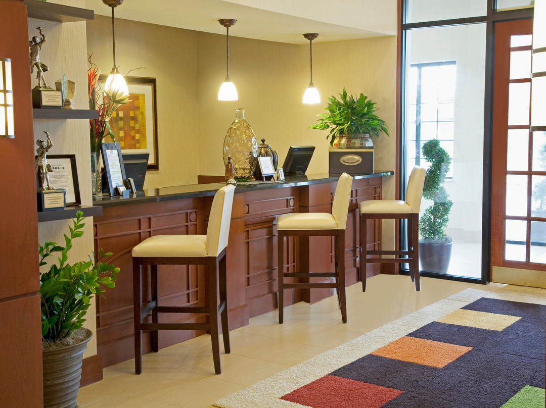 尚蒂伊杜勒斯机场驻桥套房酒店主图