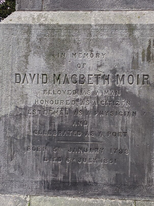 David Macbeth Moir Statue景点图片