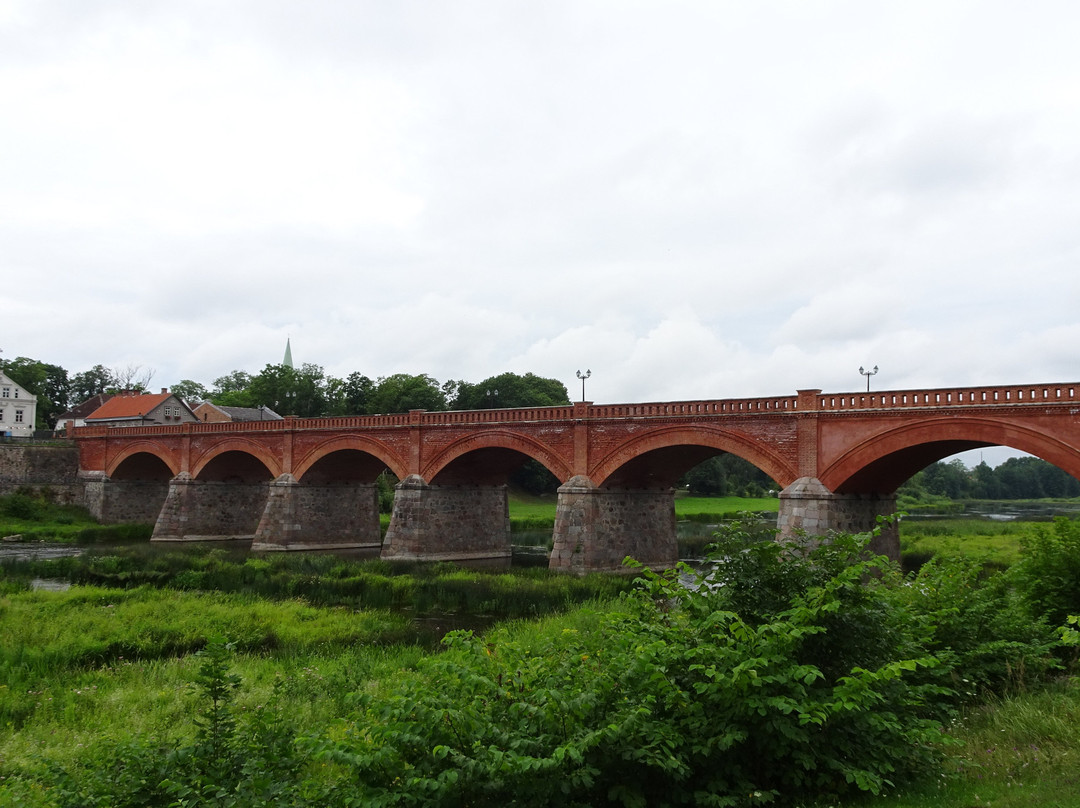Brick Bridge across the Venta景点图片