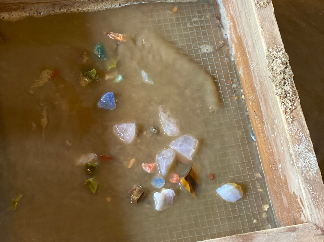 Chimney Rock Gemstone Mine景点图片
