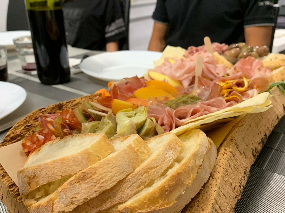 Market Enoteca La Laguna-Porto Pino必去景点