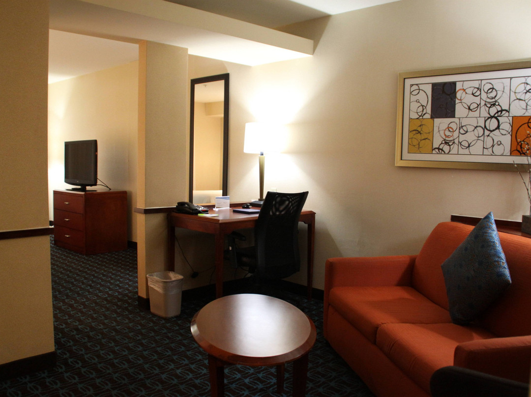 登顿费尔菲尔德旅馆&套房酒店主图