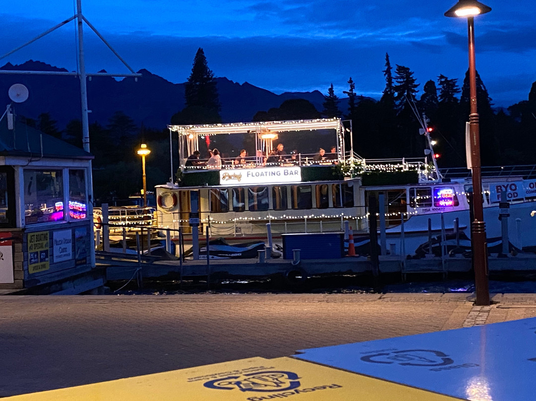 Perky's Floating Bar Queenstown (皇后镇)餐厅/美食点评 餐厅地址/餐厅电话/餐厅周边信息/餐厅