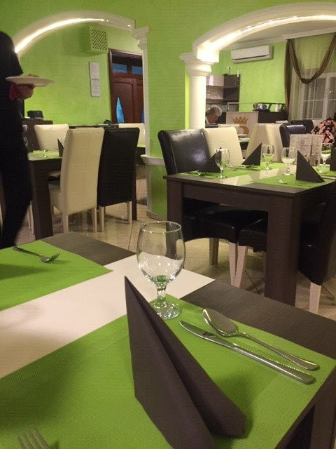 鲁多夫酒店主图