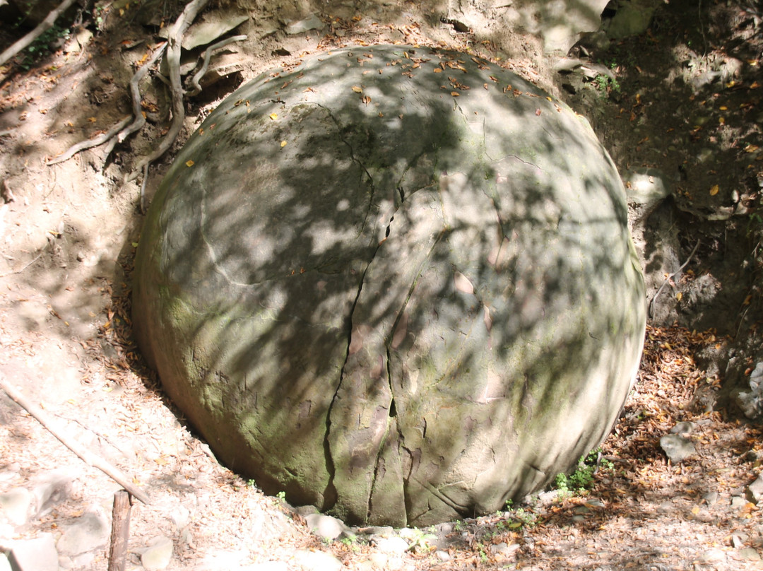 Giant Stone Sphere-Zavidovici必去景点