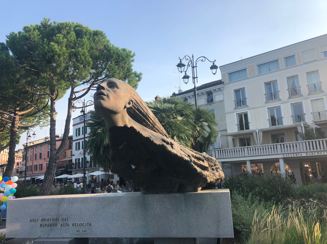 Monumento agli Aviatori del Reparto Alta Velocita-代森扎诺-德尔加达必去景点