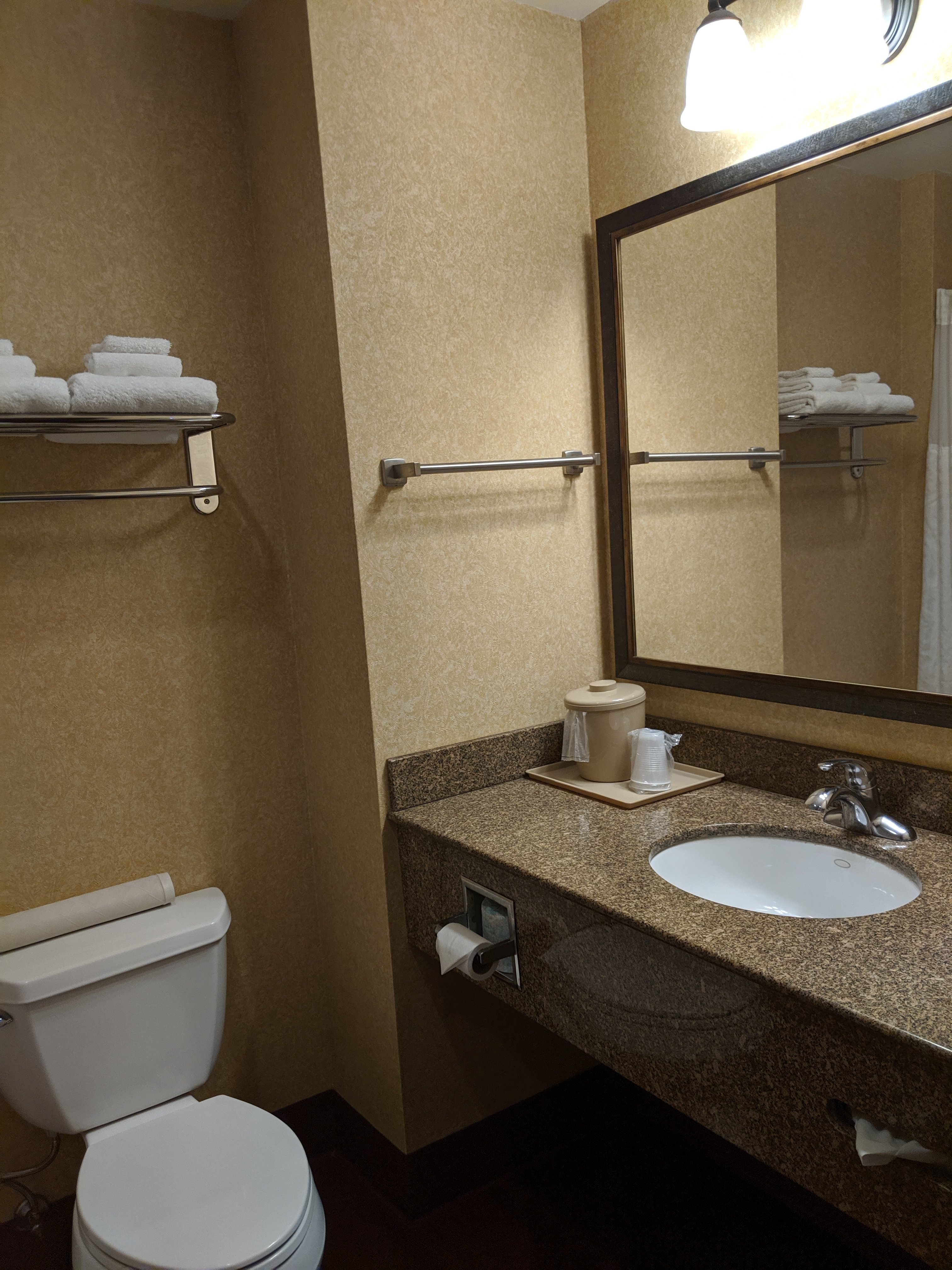 麦敏维尔凯富套房酒店-浴室