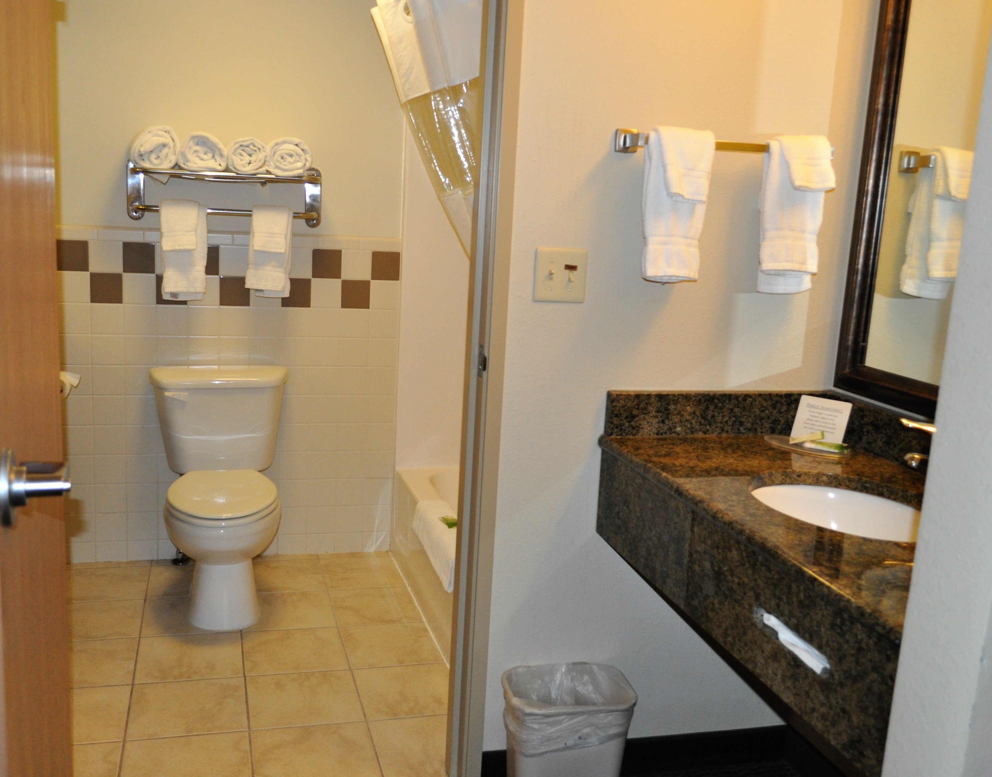 AmericInn by Wyndham Fort Pierre Conference Center-浴室