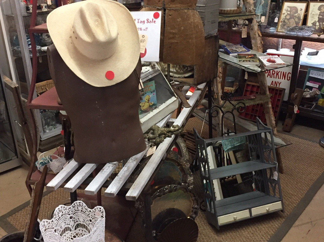 Eighth & Main Antique Center-奇科必去景点