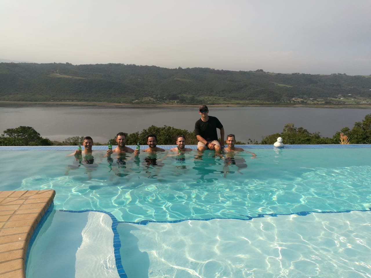 Chara Lakeside Lodge-泳池