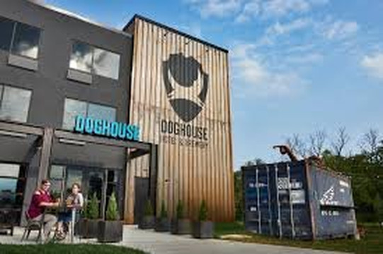 Doghouse Hotel And Brewery主图