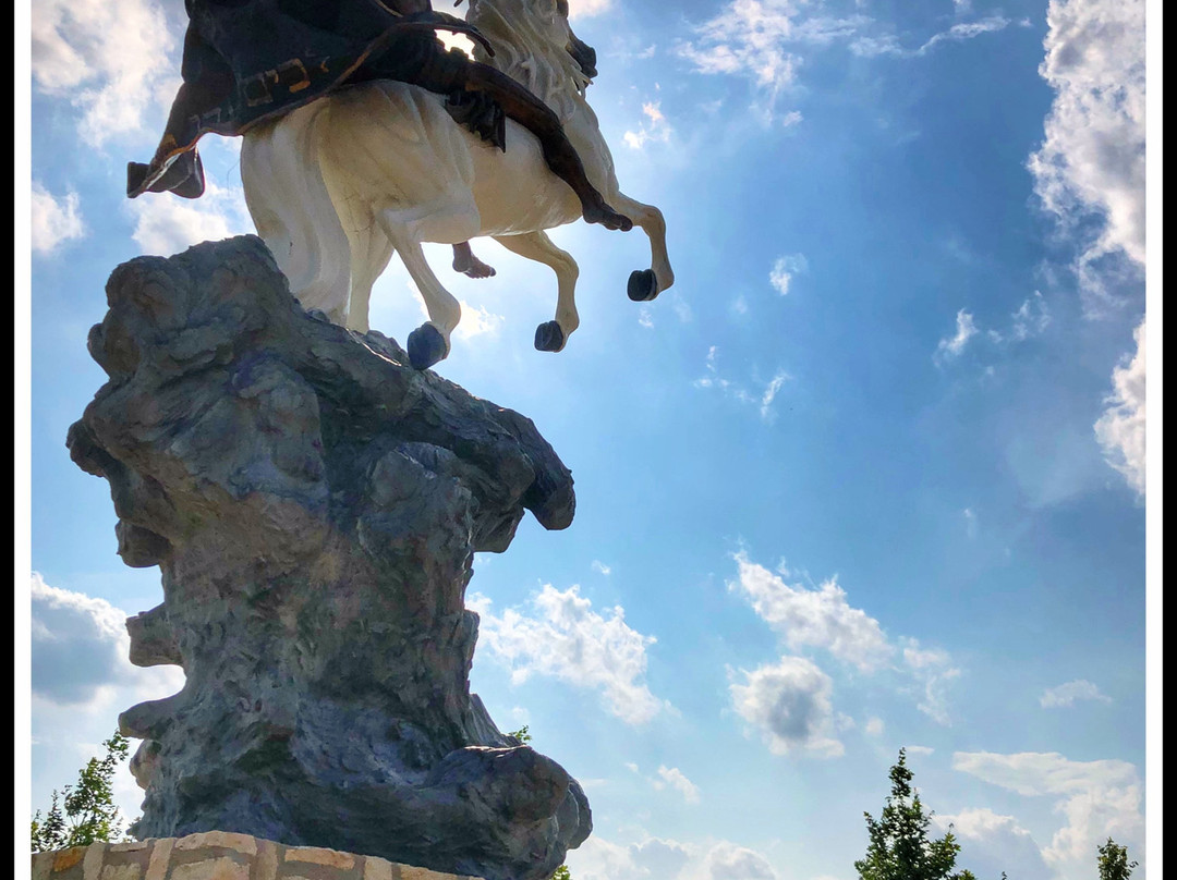 The Coming King Sculpture Prayer Gardens景点图片