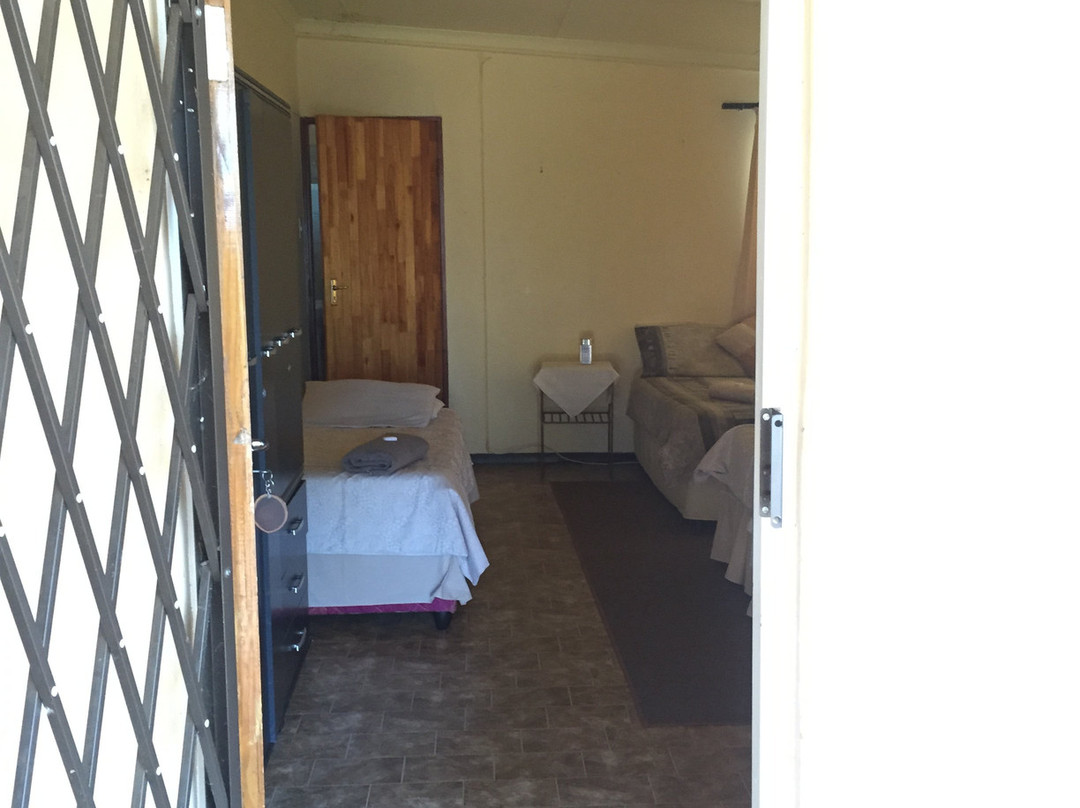 The Owl and Elephant Lodge主图