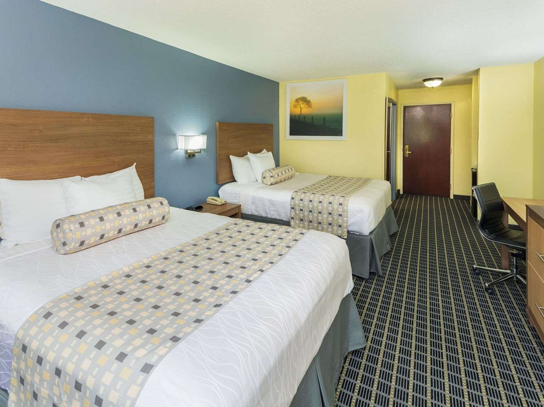 戴斯套房酒店主图