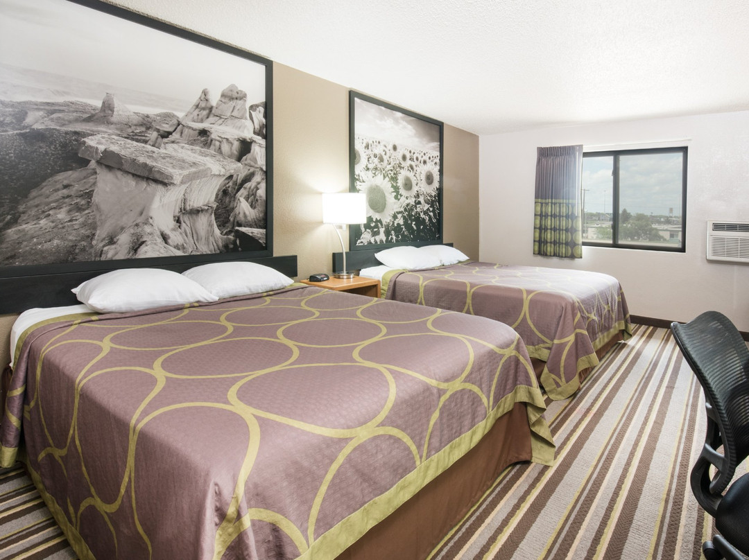 Super 8 by Wyndham Jamestown主图