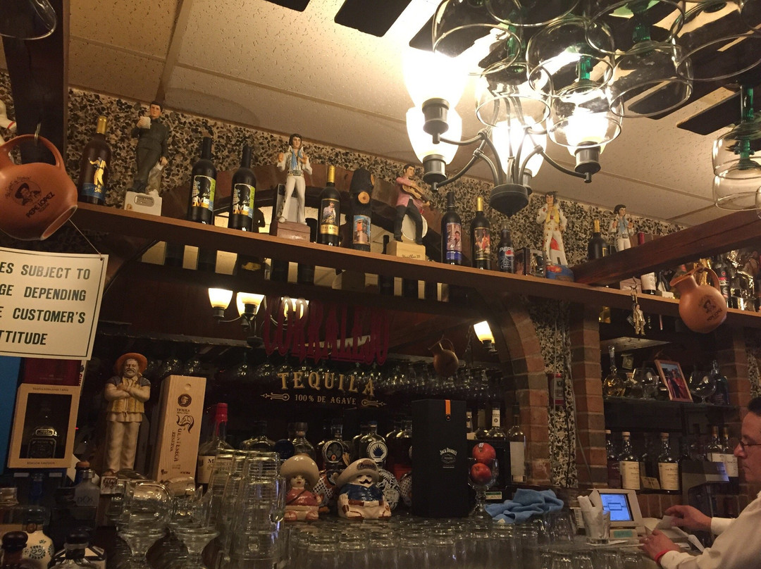 El Barrio Restaurant & Lounge