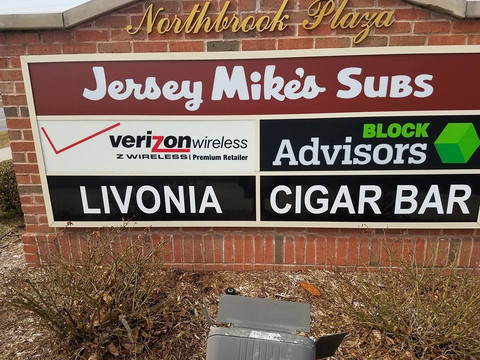 Livonia Cigar Bar, a Smokys Lounge-利沃尼亚必去景点