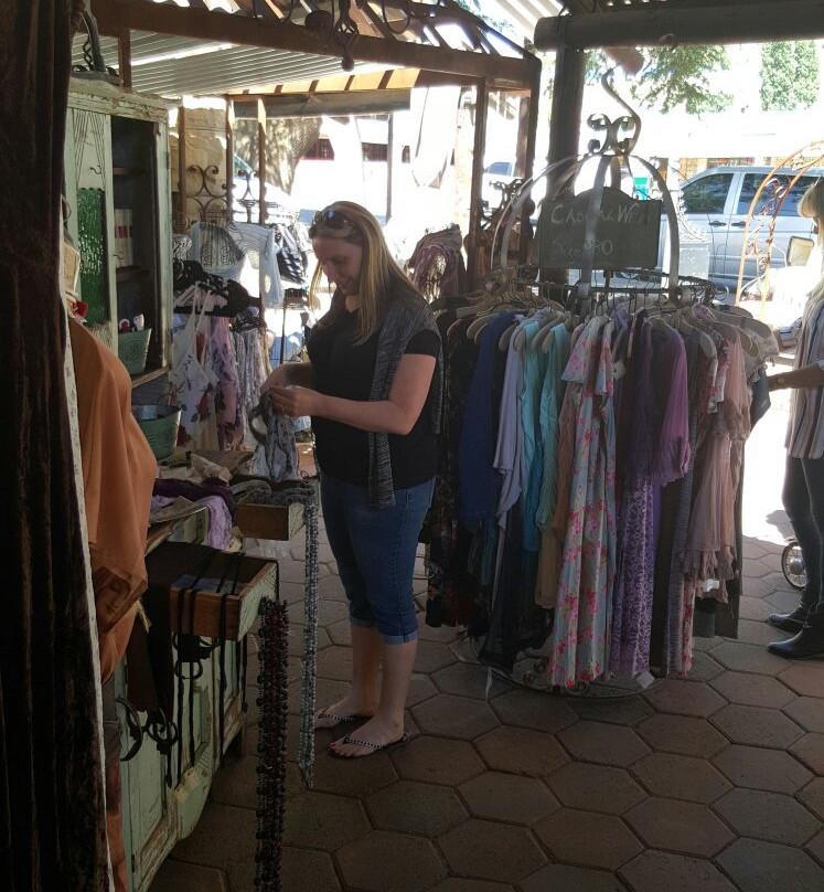 Mona Lisa Garment Gallery-克拉伦斯必去景点