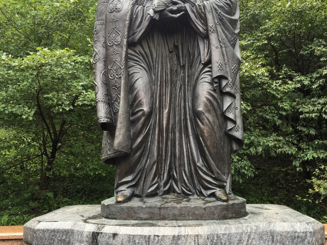 Saint Peter and Fevroniya of Murom Sculpture-海参崴必去景点